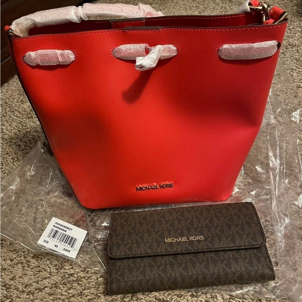 Michael Kors Bucket Bag & Wallet
